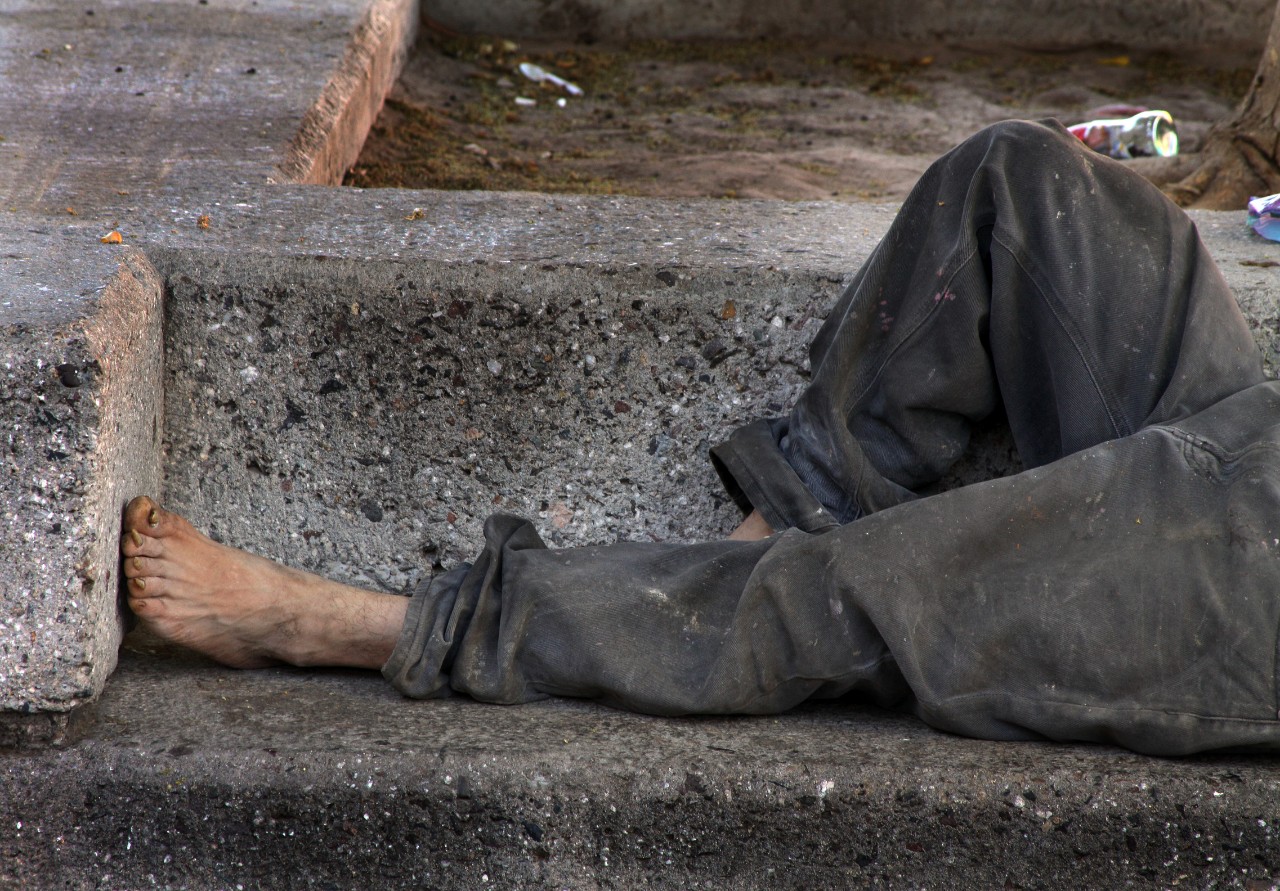Homeless man on bench. Image: Tomas Castelazo/Wikimedia Commons.