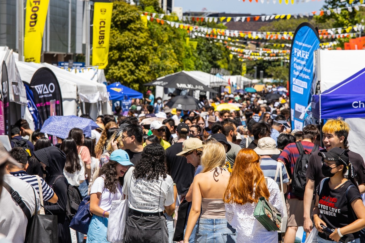 Students walking along Eastern Avenue during Welcome 2023.